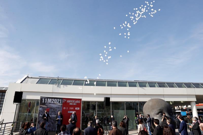 Suelta de globos blancos en la estación de Atocha en Madrid