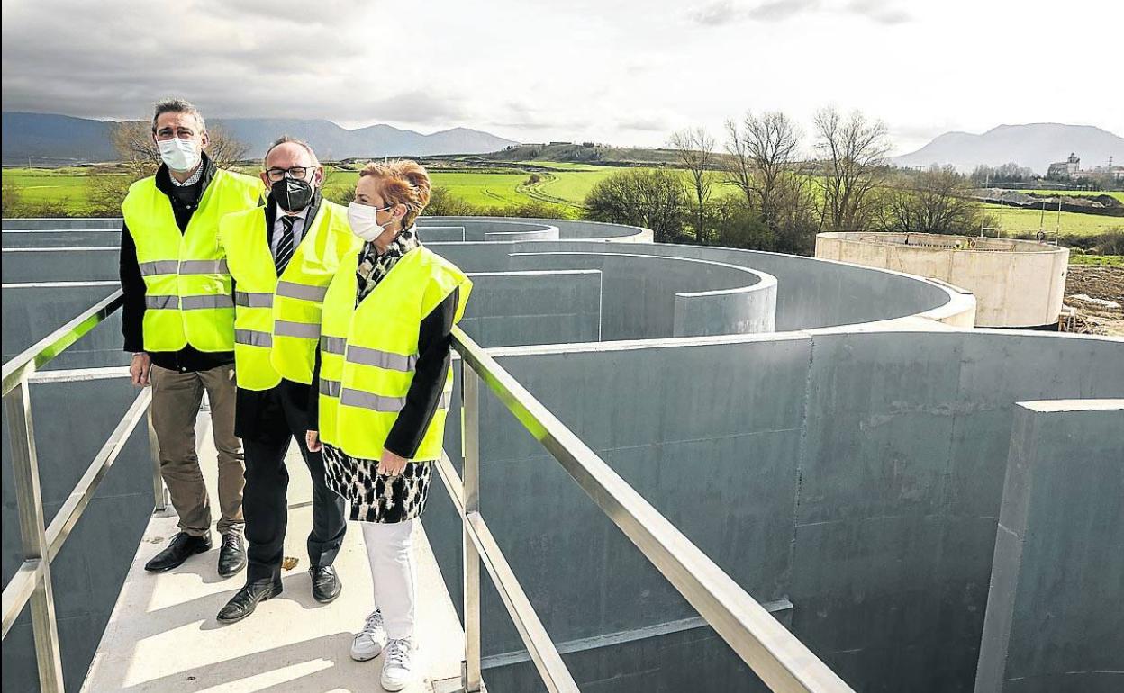 El alcalde Ernesto Sainz; el diputado general, Ramiro González, y la consejera Arantxa Tapia.