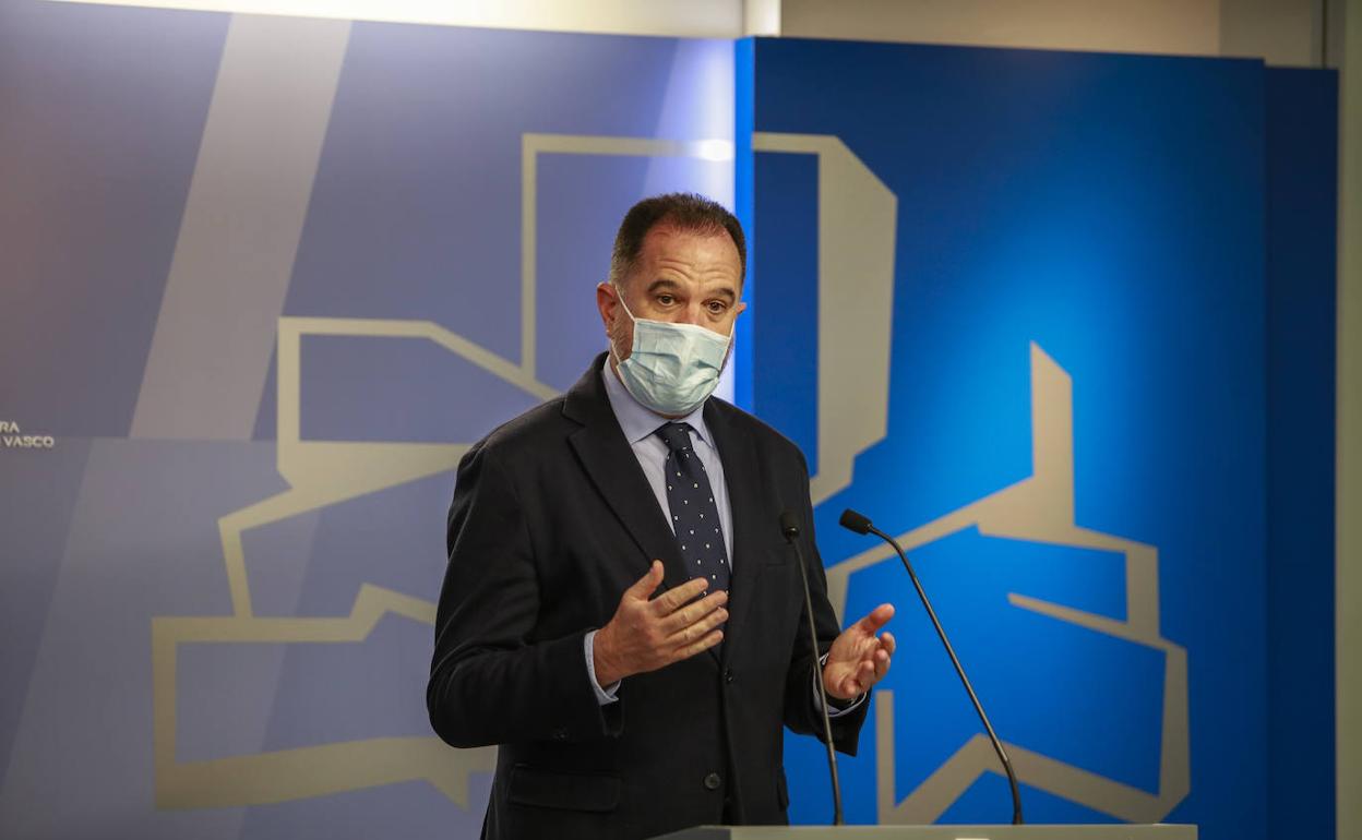 Carlos Iturgaiz ha comparecido esta mañana en el Parlamento vasco. 