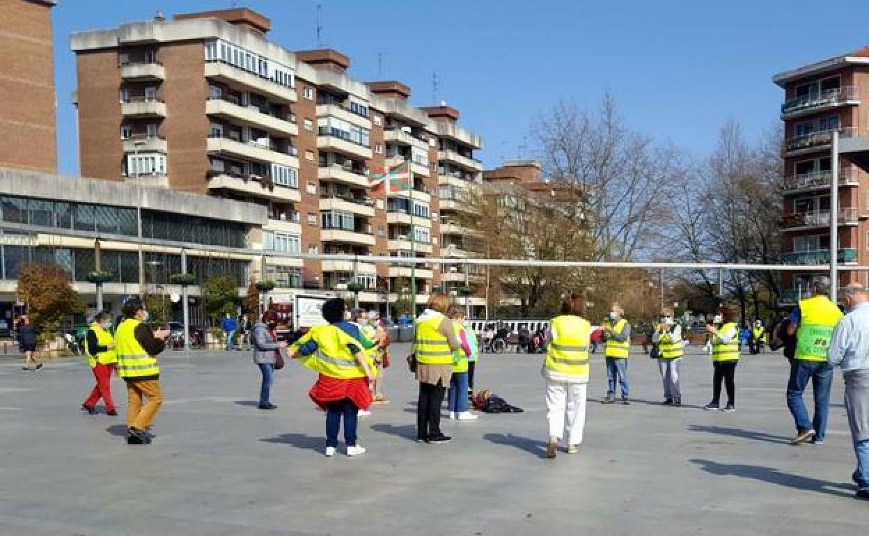 Jubilados de Romo con chalecos amarillos en una de sus protestas. 