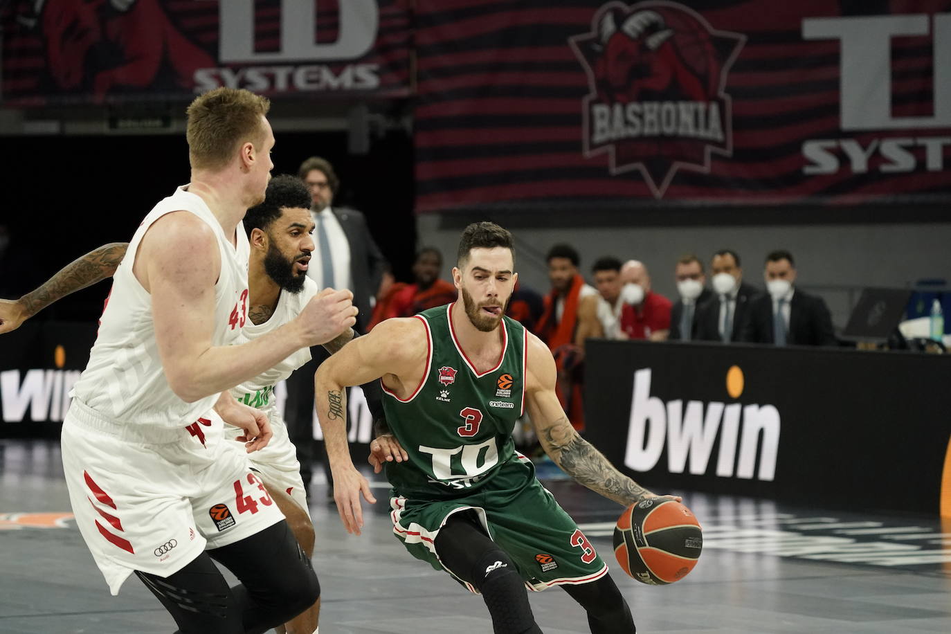 Fotos: LAs mejores imágenes del Baskonia - Bayern