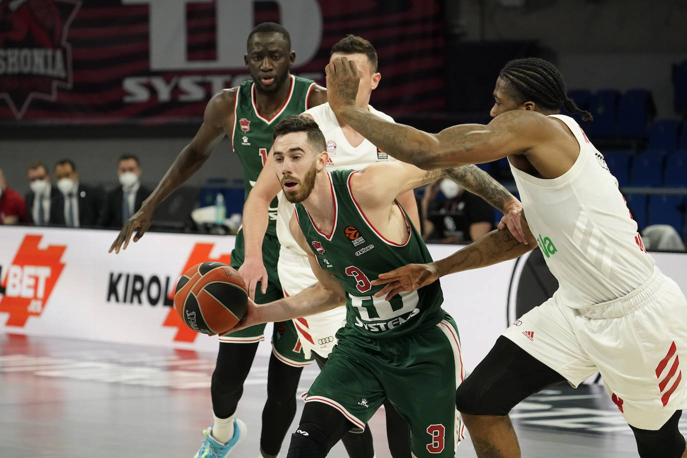 Fotos: LAs mejores imágenes del Baskonia - Bayern