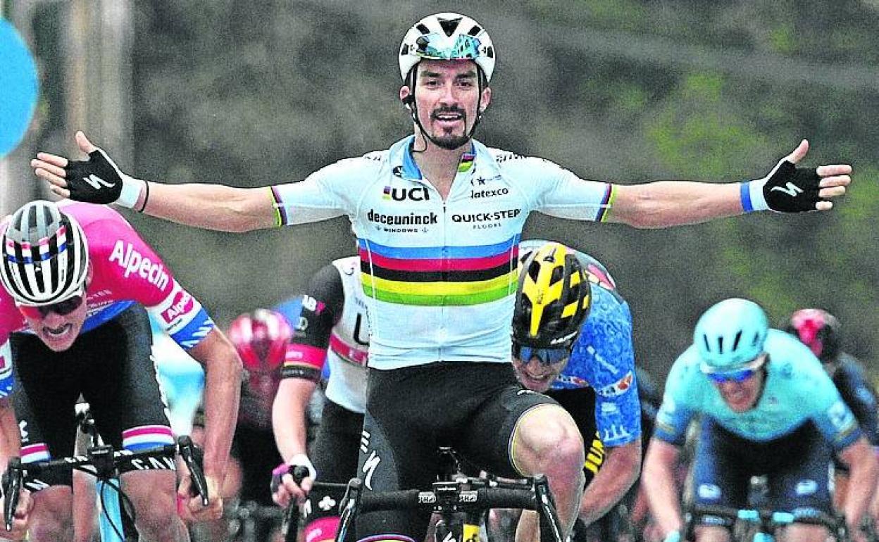 Julien Alaphilippe celebra su victoria en la Tirreno. 