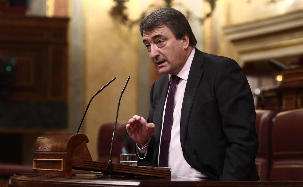 El jeltzale Aitor Esteban durante un pleno de control al Gobierno en el Congreso. 