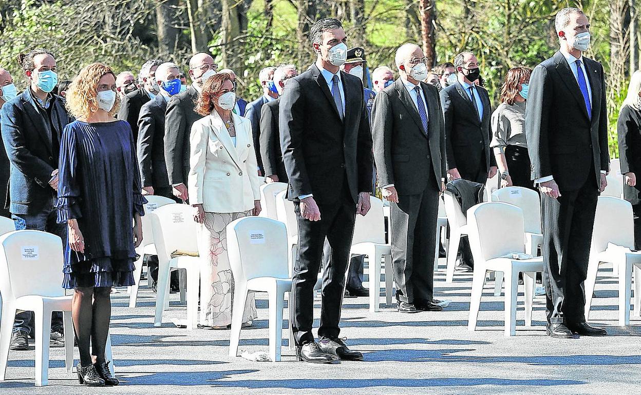Felipe VI presidió en los jardines del Palacio Real el acto central del Día Europeo de las Víctimas del Terrorismo, precedido por otros homenajes en Madrid. 