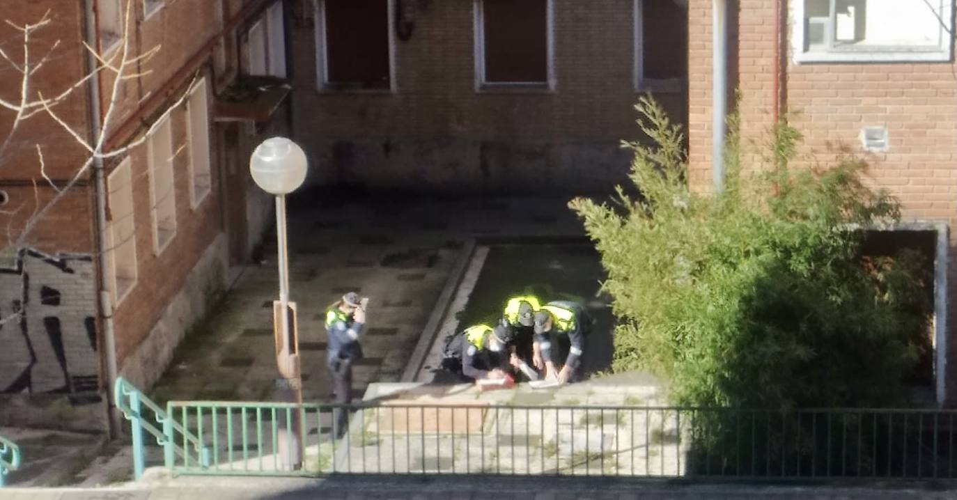 Agentes locales, ayer sábado en los bloques okupados de Olárizu. 