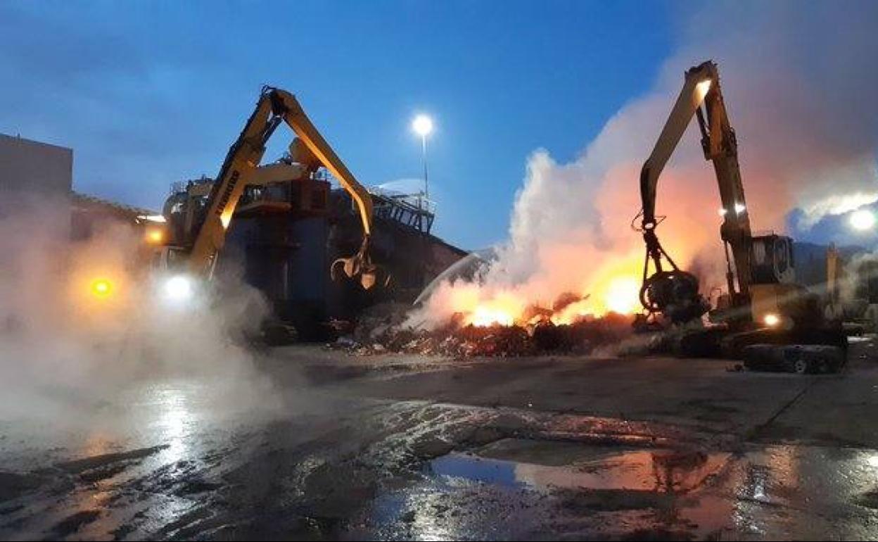 Los bomberos han logrado controlar las llamas de madrugada.