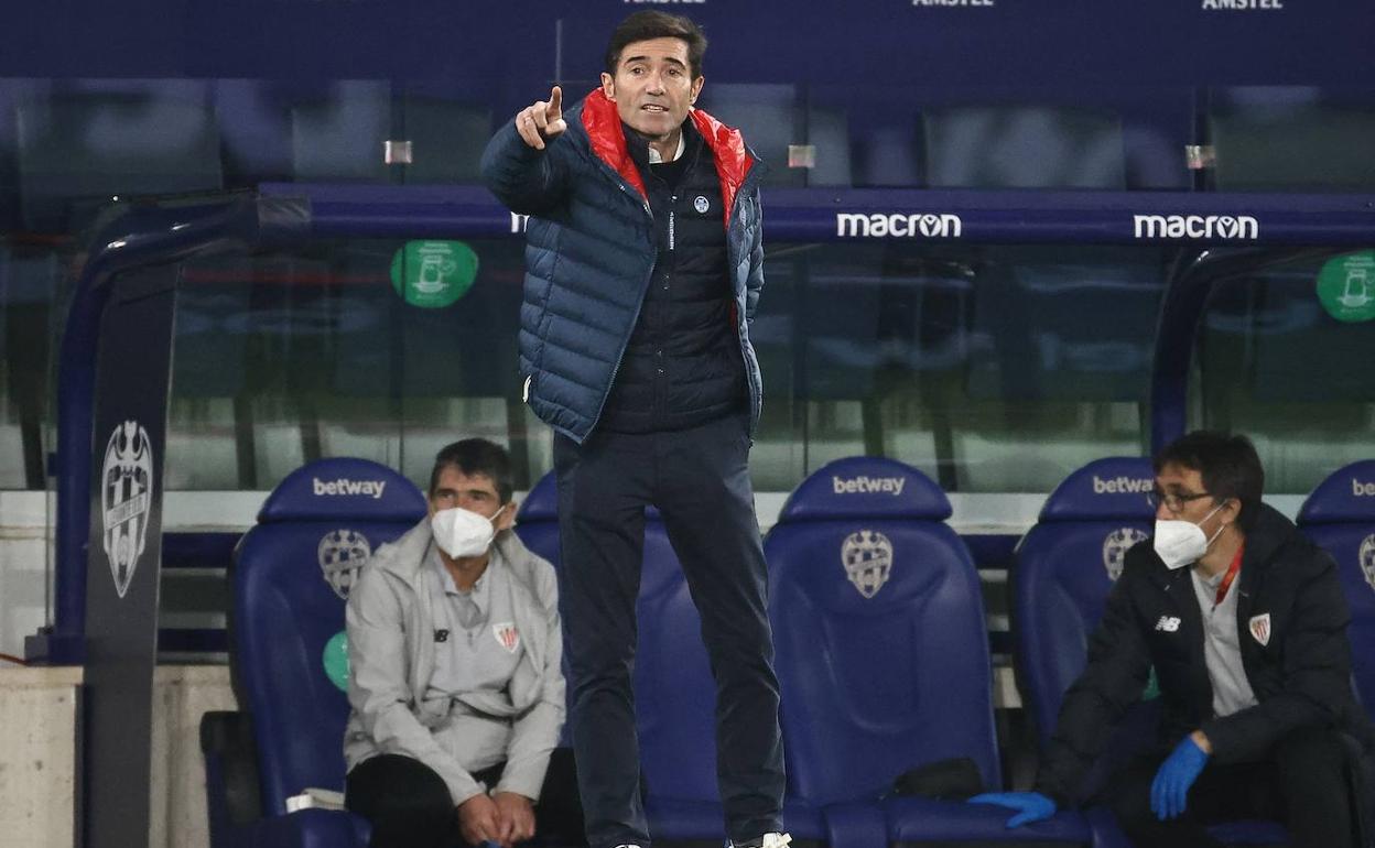 Marcelino corrige a sus jugadores en el partido contra el Levante. 