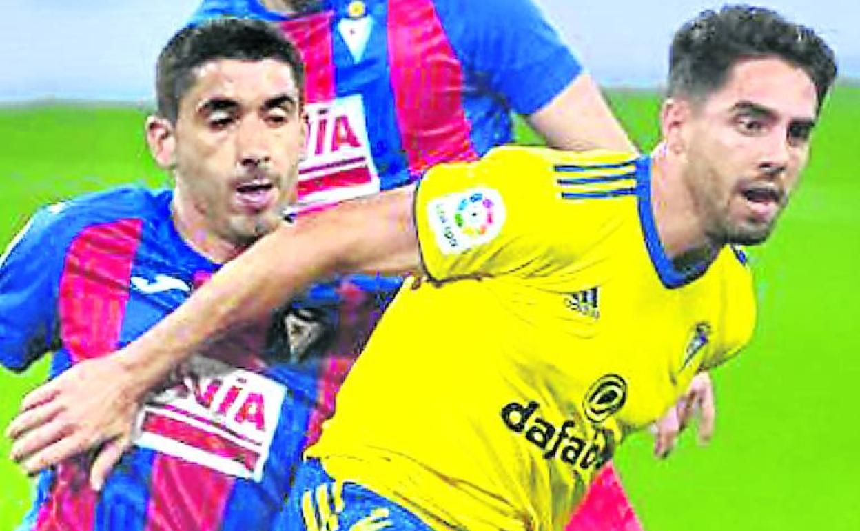 Sobrino pugna con Cote en el último partido de Liga ante el Eibar. 