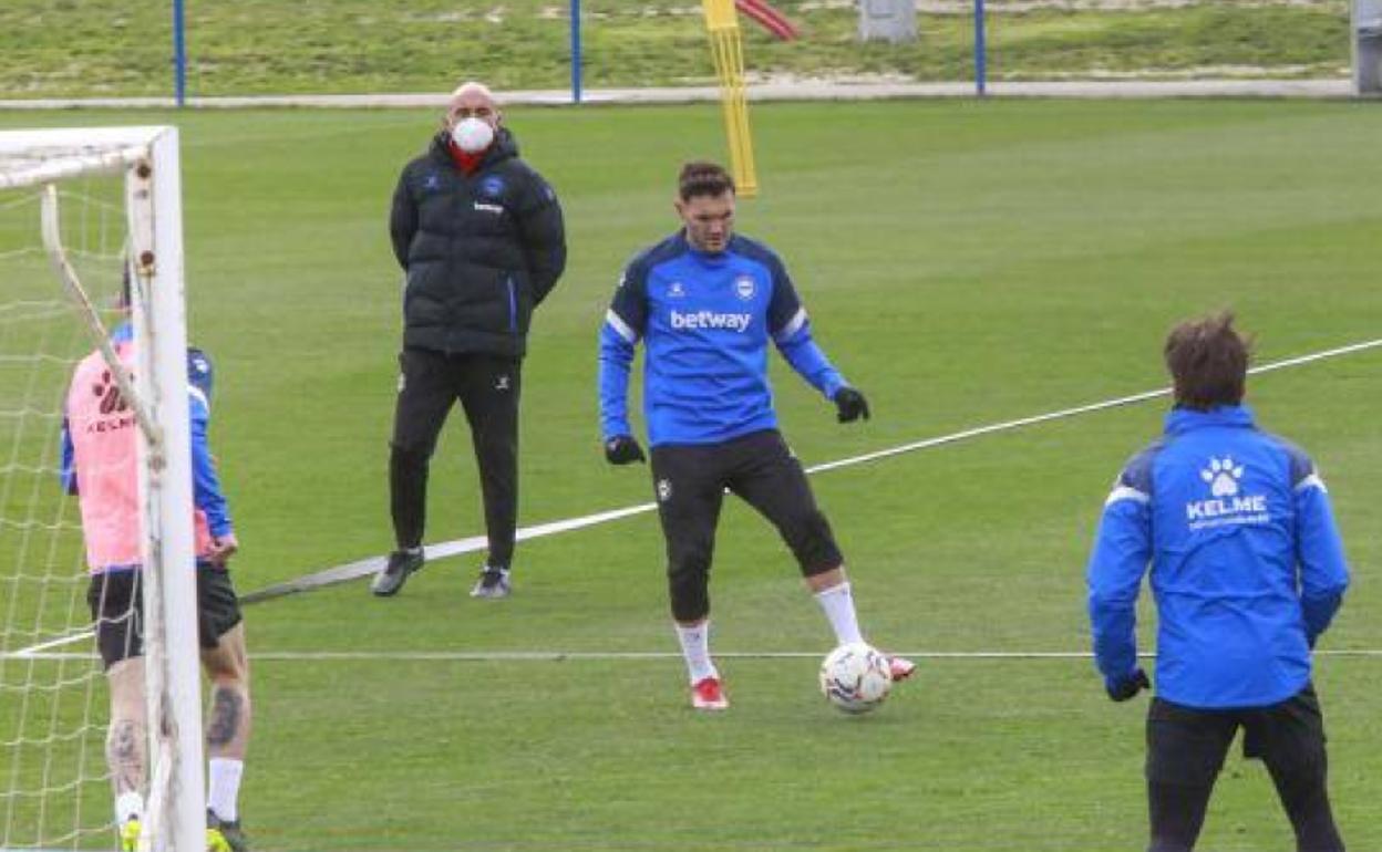 Abelardo dirigió bajo la lluvia el entrenamiento de ayer en Ibaia. 