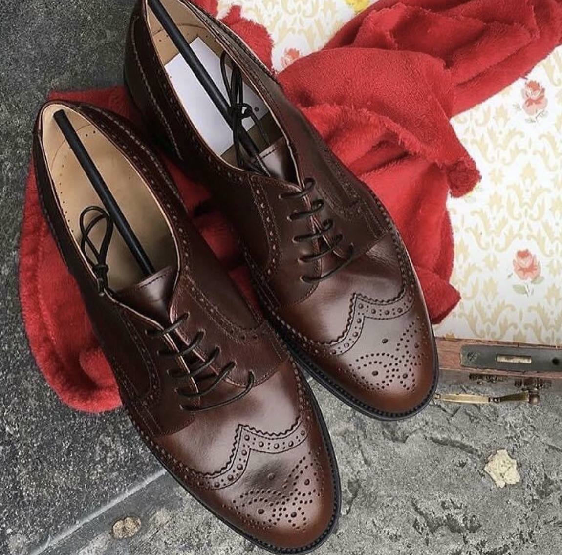 Si tiene un estilo clásico, le gusta estar elegante y sus zapatos necesitan ser remplazados urgentemente, el modelo 'Blucher' es perfecto. Se trata de un calzado de caballero en cuero marrón auténtico y lo puedes adquirir en el comercio Customeus Bilbao, situado en la Plaza Arriquíbar número 5.