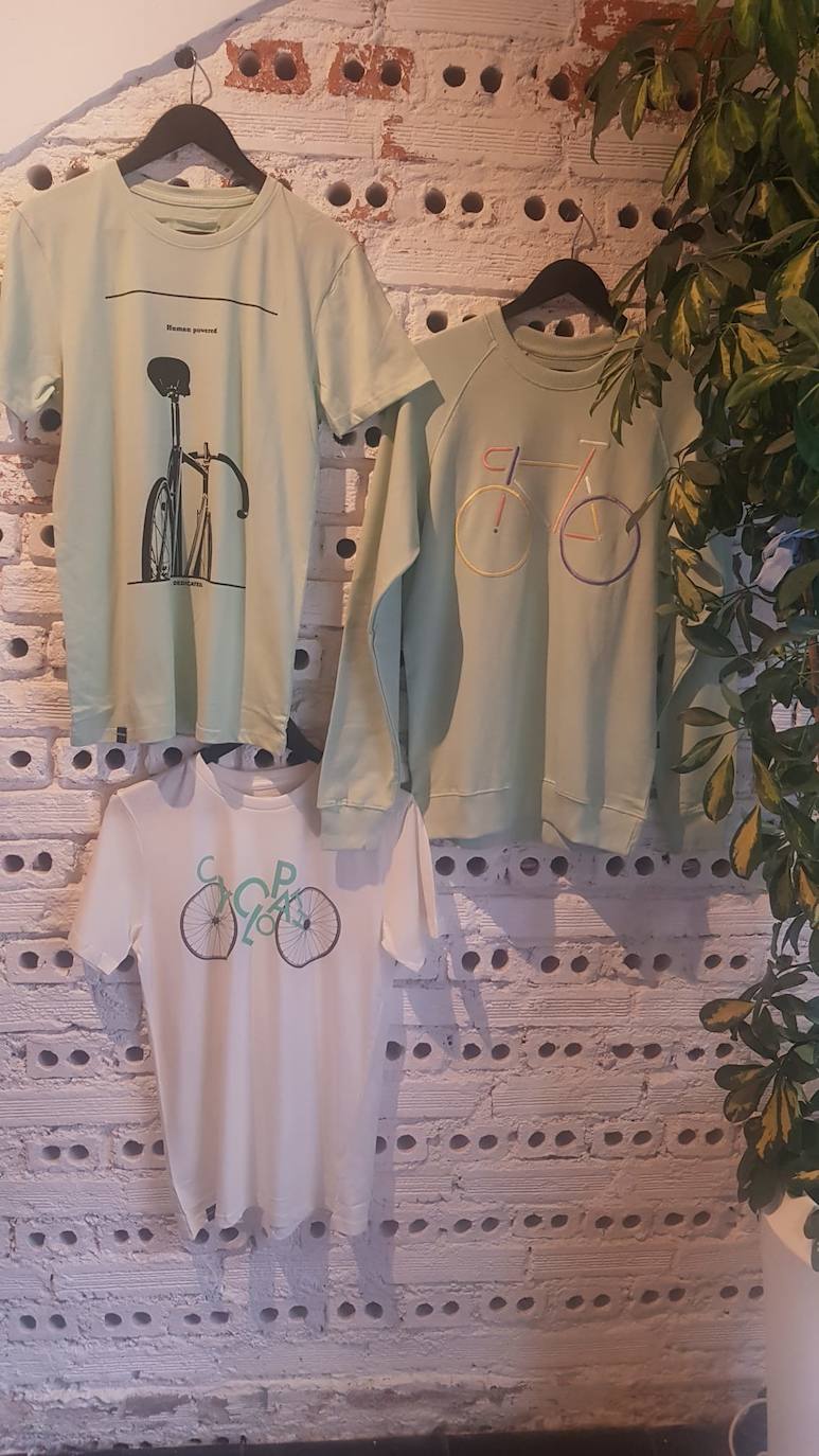 ¿Andar en bici es su pasión? Si es así, lo tenemos. Estas camisetas le encantarán. Son de la tienda bilbaína Moiqut, situada en la calle Ercilla número 5. Cuestan 34,90 euros.