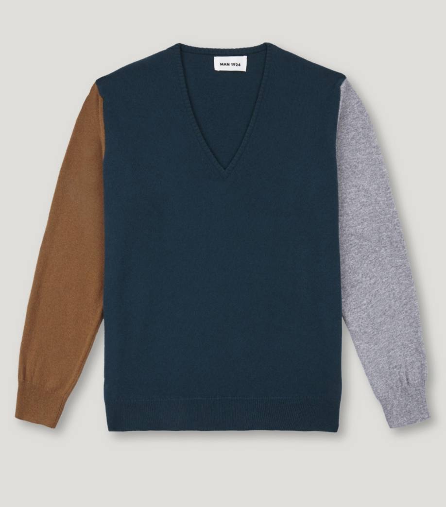 Y si le gusta la ropa diferente, apuesta por este jersey tricolor: verde botella con mangas en color gris y vicuña. Disponible en la web de la firma MAN 1924. Cuesta 105,37 euros.