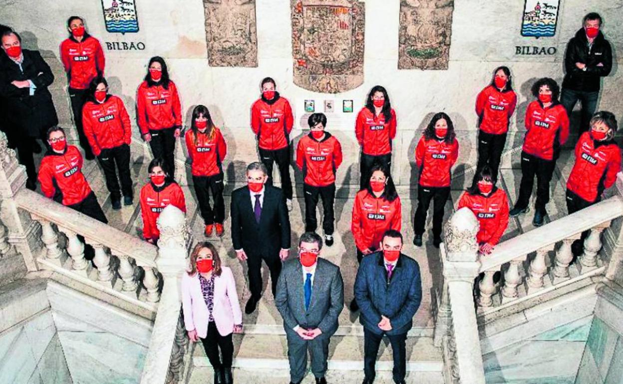 Las atletas del BM Bilbao posan junto al alcalde Juan María Aburto en las escaleras del Ayuntamiento. 