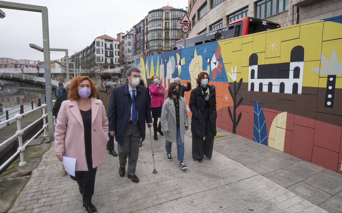 Fotos: «No estáis solas»: un muro contra la violencia de género en el muelle de La Merced (Bilbao)