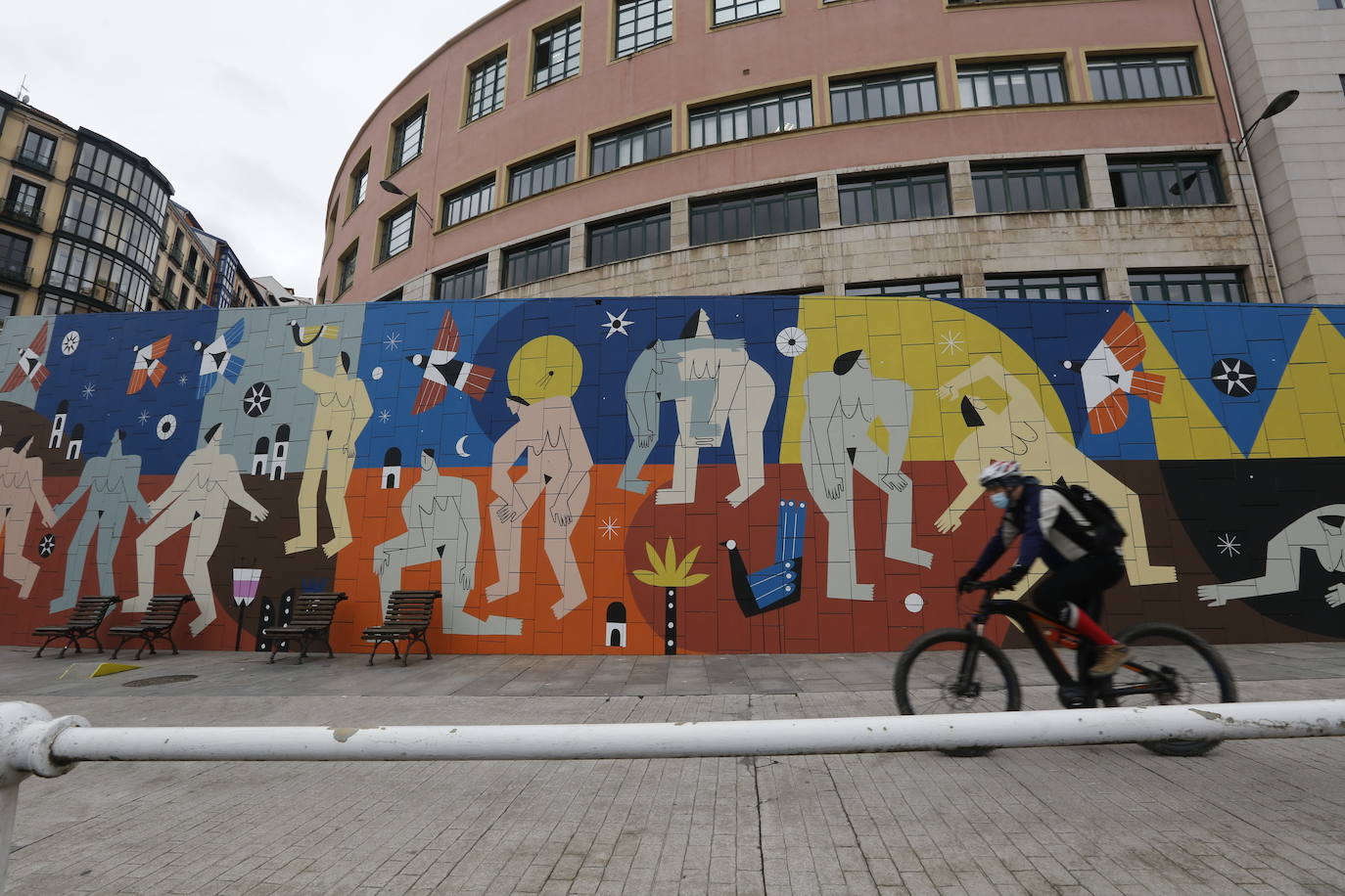 Fotos: «No estáis solas»: un muro contra la violencia de género en el muelle de La Merced (Bilbao)