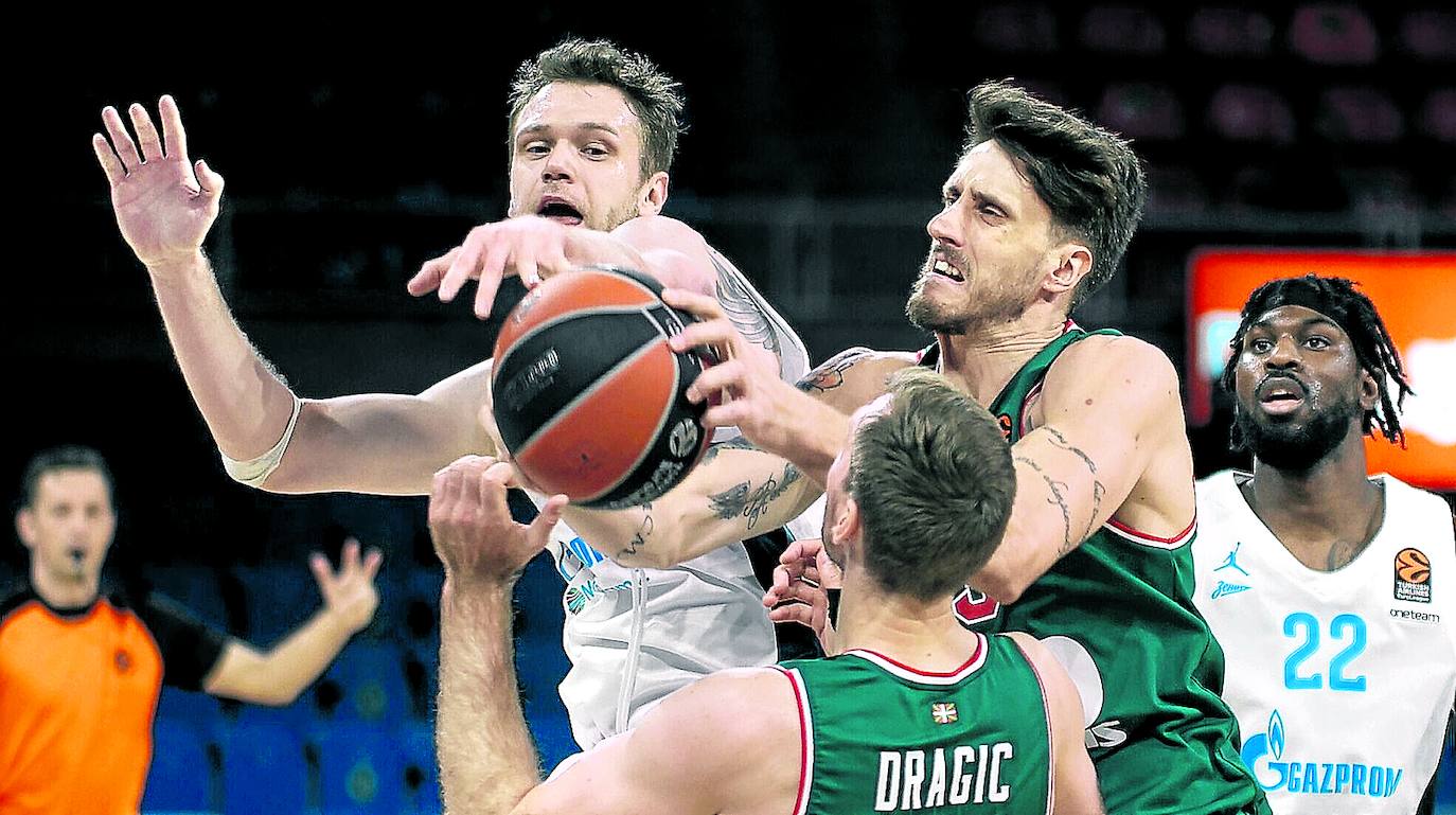 Polonara trata de levantar el tiro ante la defensa de Zubkov en la victoria que se llevó el Zenit del Buesa 70-77
