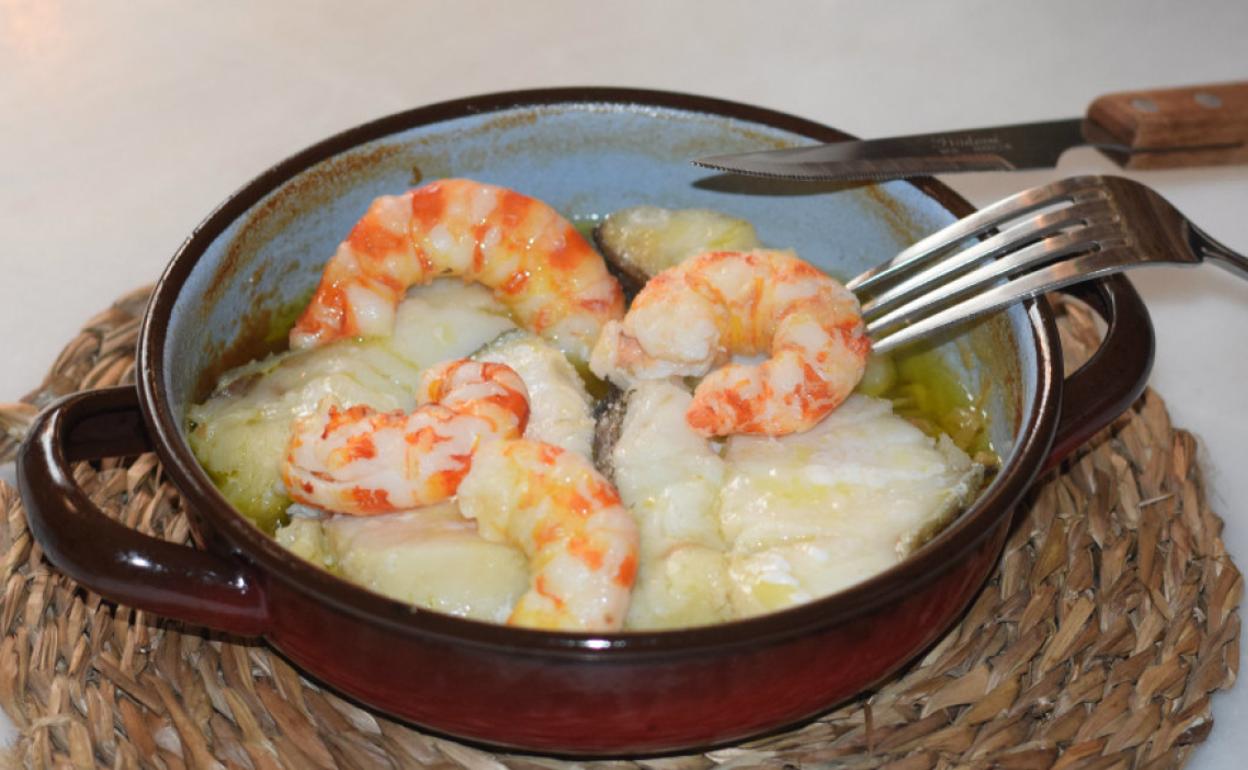 Lomo de bacalao con langostinos al ajillo de La Albacería (Sevilla).