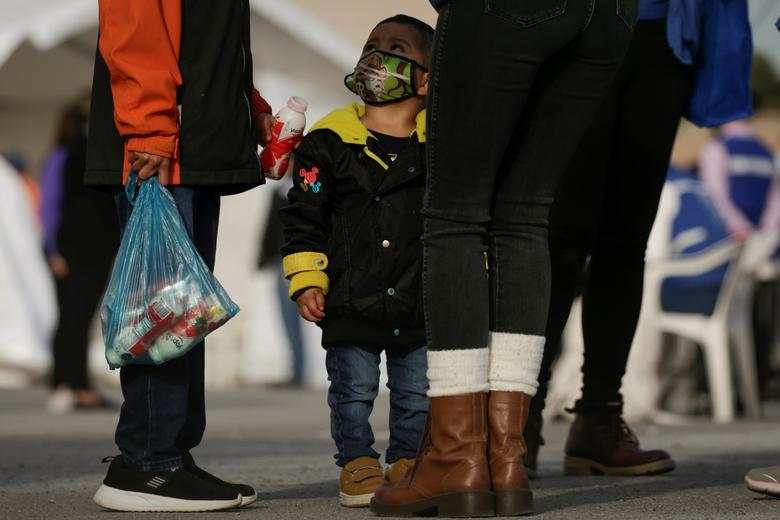 Un niño migrante de Centroamérica, bajo el programa de Protocolos de Protección al Migrante (MPP), se encuentra en el albergue temporal para migrantes Leona Vicario antes de ser trasladado para continuar la solicitud de asilo en los Estados Unidos.