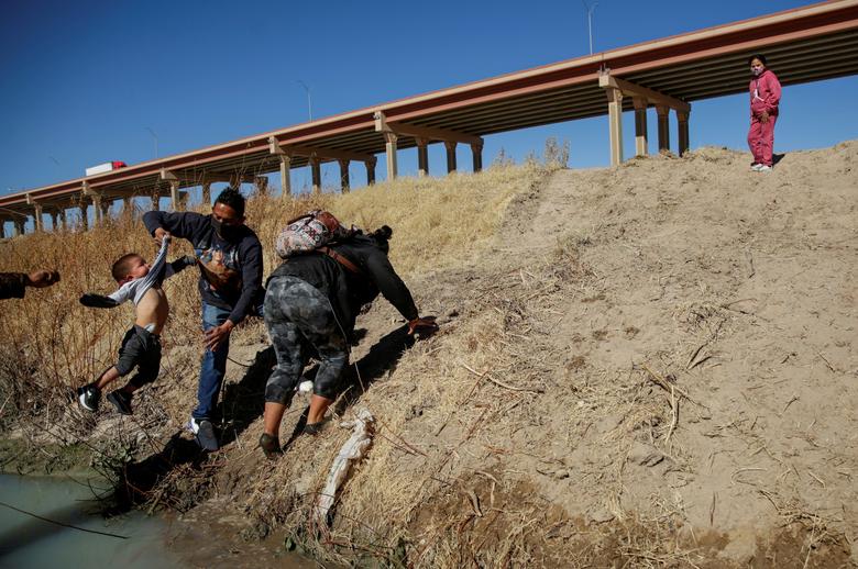 Los migrantes cruzan el Río Bravo para convertirse en agentes de la Patrulla Fronteriza de Estados Unidos para solicitar asilo en El Paso, Texas.