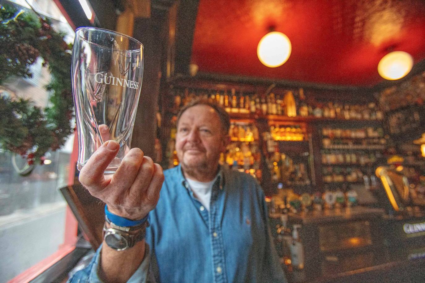 Tom Cleary, propietario de Temple Bar, posa para una foto en su pub en el área de Temple Bar del centro de la ciudad de Dublín