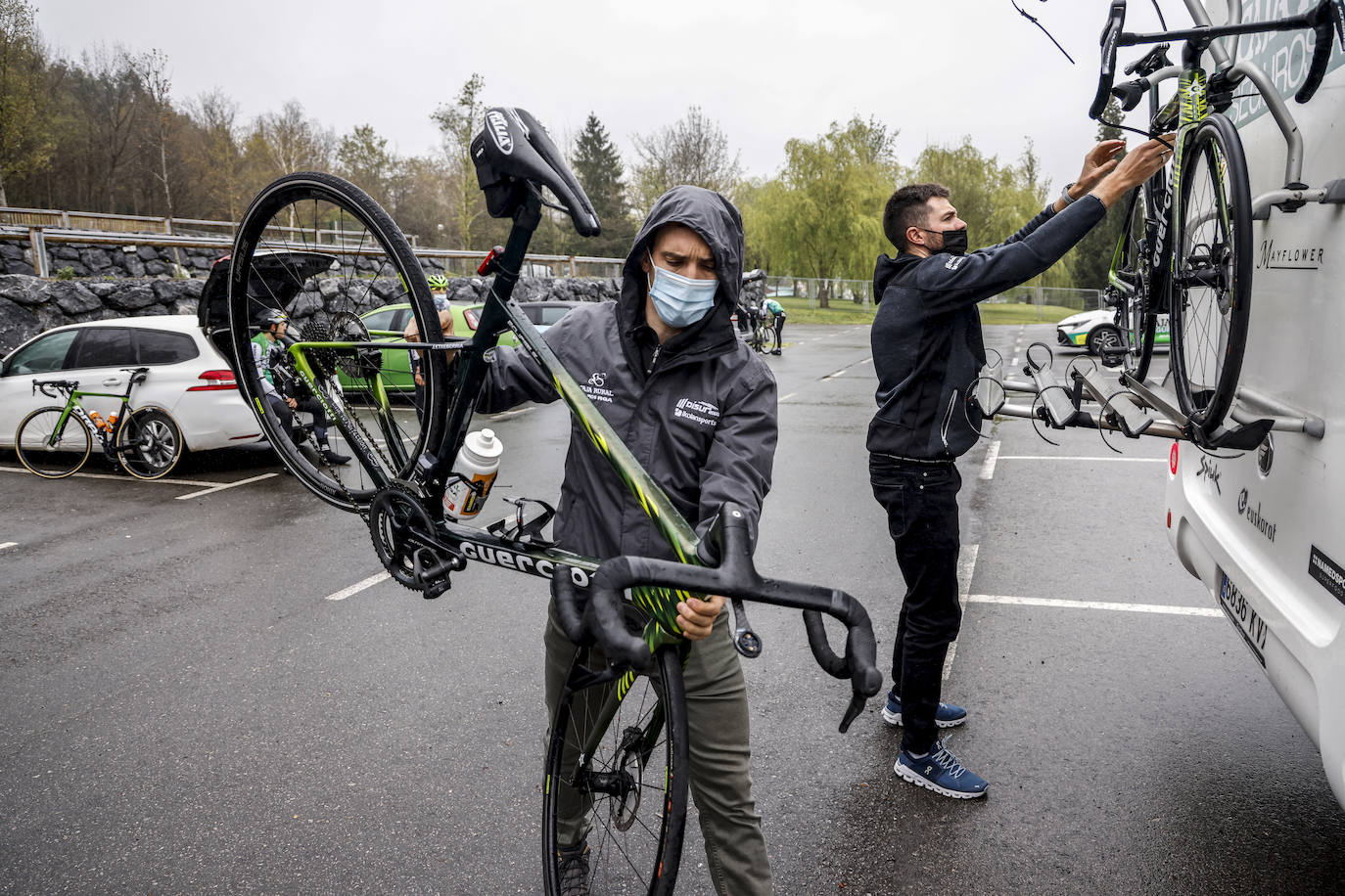 Fotos: El Caja Rural prepara la Itzulia en Llodio