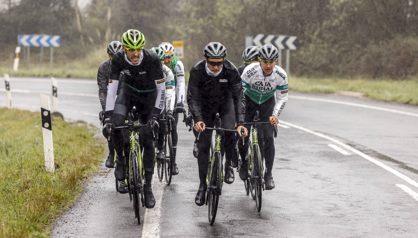 Fotos: El Caja Rural prepara la Itzulia en Llodio