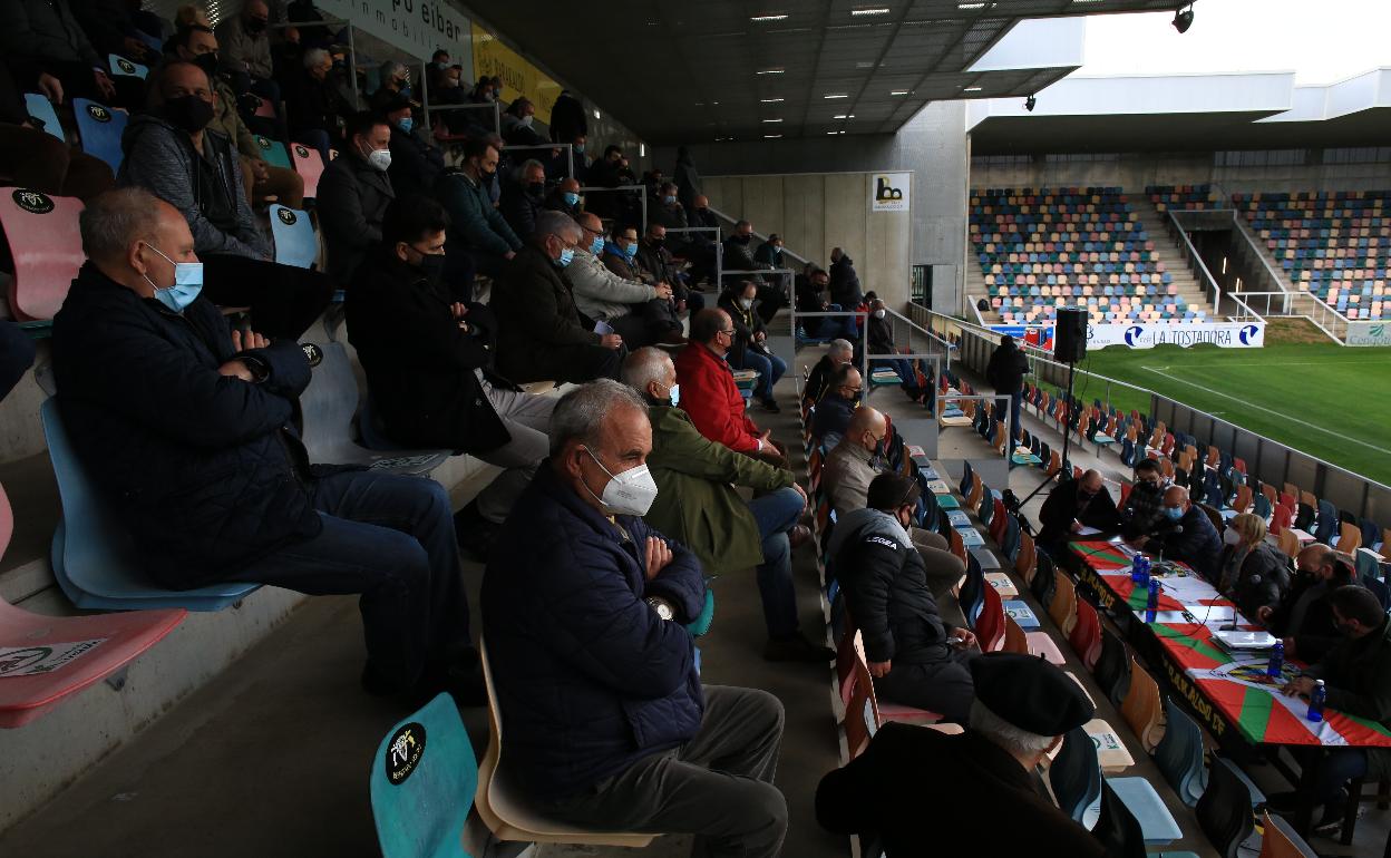 Alrededor de un centenar de socios del Barakaldo acudió a la asamblea informativa de ayer 