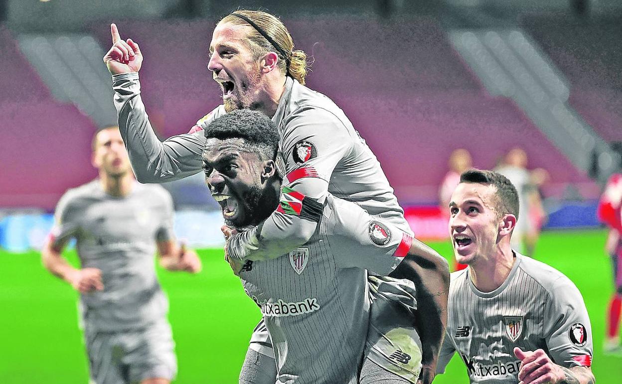Williams, Muniain y Berenguer celebran el último gol del Athletic, en el Wanda. 