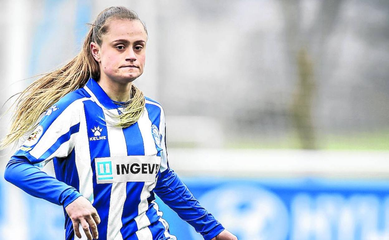 La defensa cántabra Vera Martínez en un encuentro de esta temporada. 