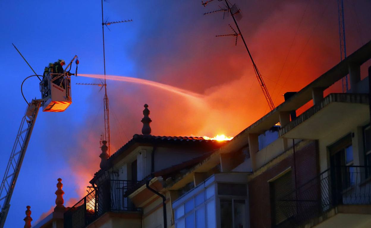 El fuego se propagó ferozmente por el tejado del edificio e inundó de humo toda la vía. 