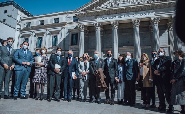 Mayor Oreja, portavoz de Asamblea por la vida, con representantes de esa organización y varios diputados de Vox y PP, frente al Congreso. 