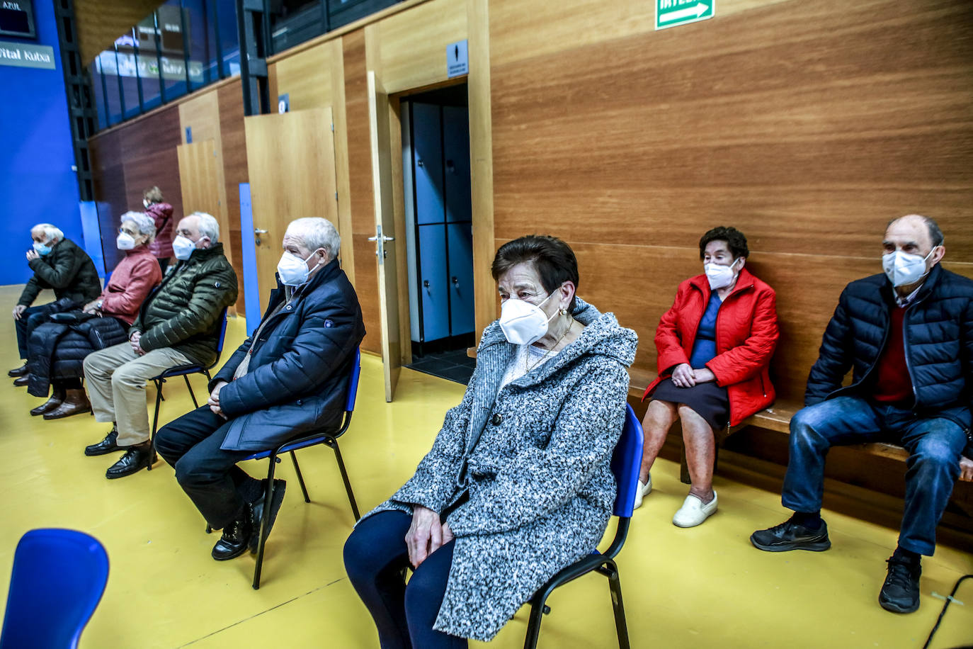 Olga Mendoza, vecina de la zona de 85 años, espera su turno para ser vacunada: «Vengo sola. Tengo dos hijos y se empeñaron en acompañarme, pero yo me apaño por mí misma»