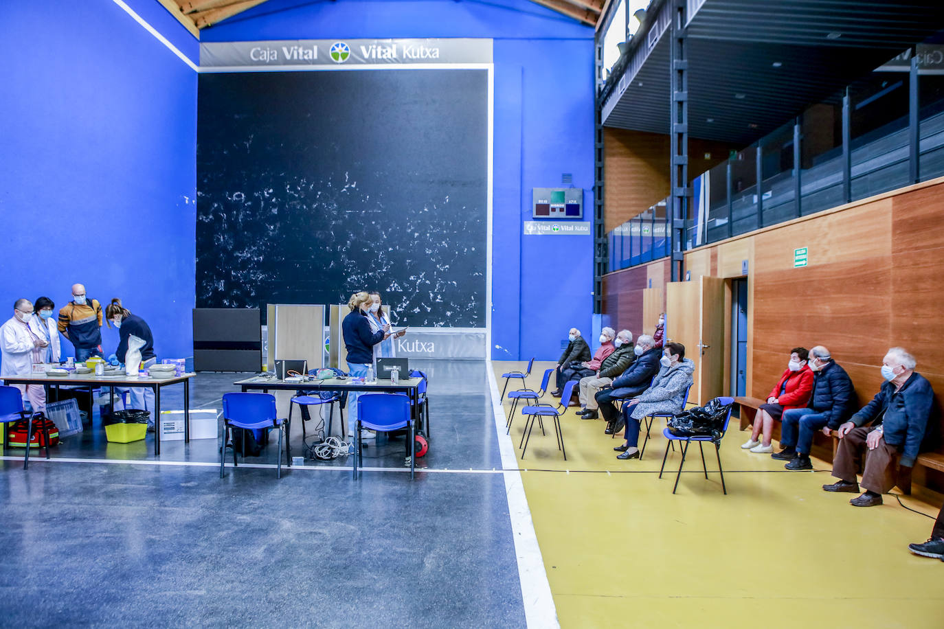 La jornada de vacunación masiva en el frontón se prolongó durante cinco horas a la mañana. Fueron vacunados 162 mayores de ochenta años de Montaña Alavesa.