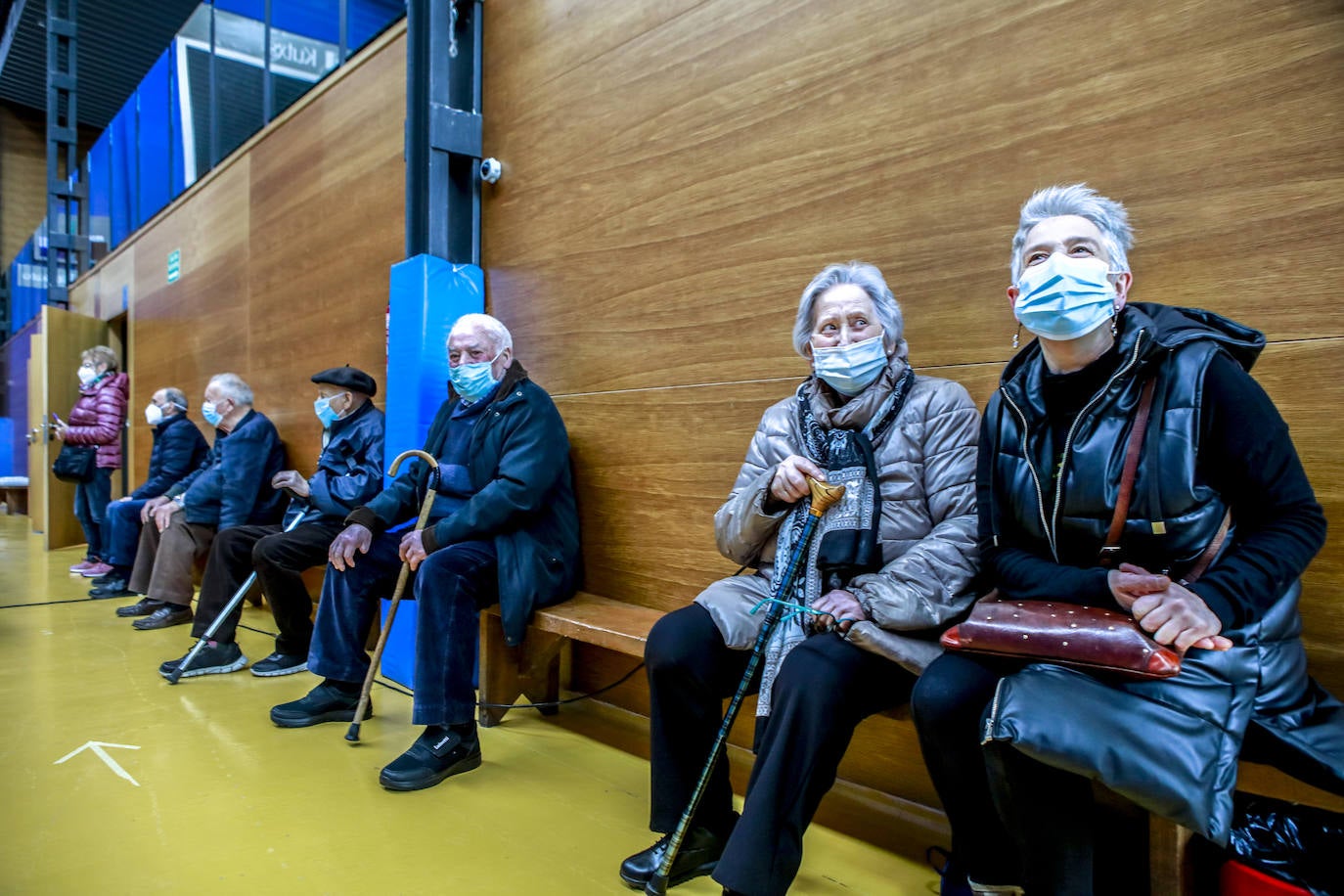 A la derecha de se puede ver a Teresa Txasko, que llegó acompañada de su hija, Maribel Zuñiga. «Ya teníamos ganas. Es un alivio. Eso sí, en el pueblo se está mejor que en Vitoria». 