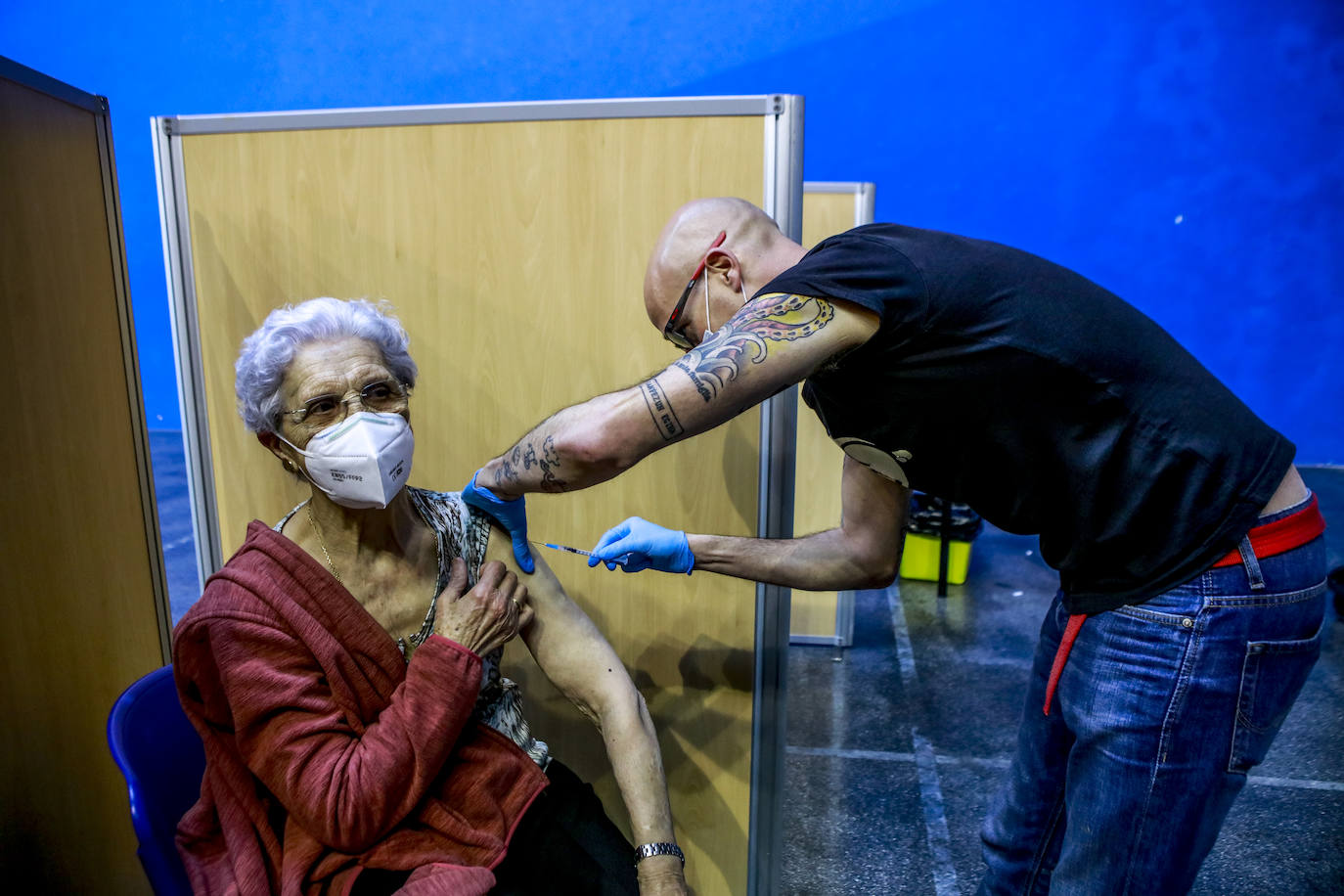  «Yo he estado muy tranquila, eh. Es verdad que hay incertidumbre.... ¡Pero el pinchazo ni se nota!», anima Viviana tras ser vacunada.