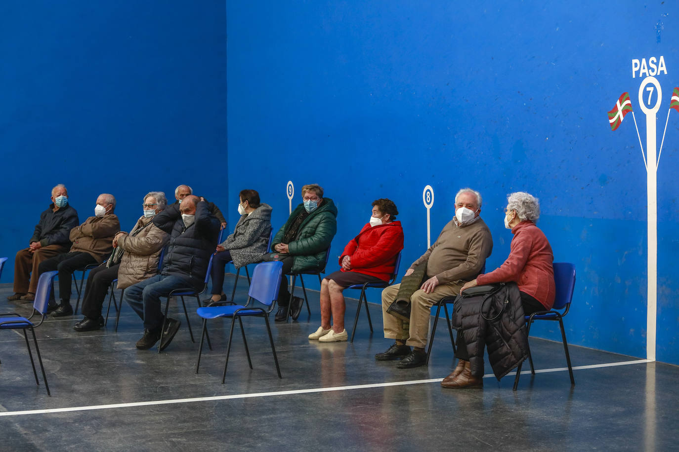 Una vez vacunados, los mayores deben esperar 15 minutos para asegurarse de que la vacuna no le crea ningún efecto adverso. Los alérgicos deberán aguardar un poco más: media hora.