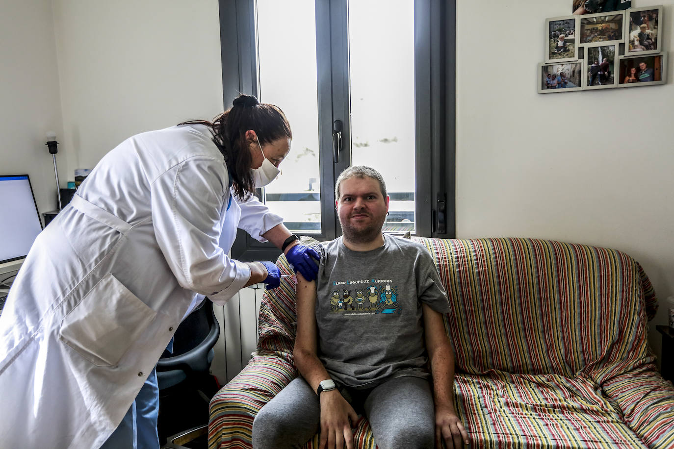 Unai Rodríguez tiene ELA y es considerado una persona gran dependiente. Le tocaba esta semana vacunarse en Vitoria, pero finalmente se ha gestionado para que sea a domicilio. «No le toca por franja de edad, pero son casos especiales. El traslado resulta complicado», cuanta su madre, Maribel Zuñiga, quien también ha recibido la dosis al ser su cuidadora. 