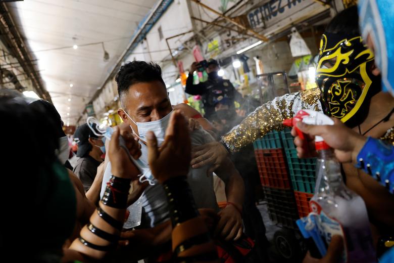 Covid: astros da lucha libre invadem mercado no México em campanha pelo uso  de máscaras