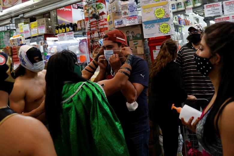 Los luchadores de lucha libre Gravity y Espectrito alientan a las personas sin mascarilla a usarlas para ayudar a la prevención contra el coronavirus