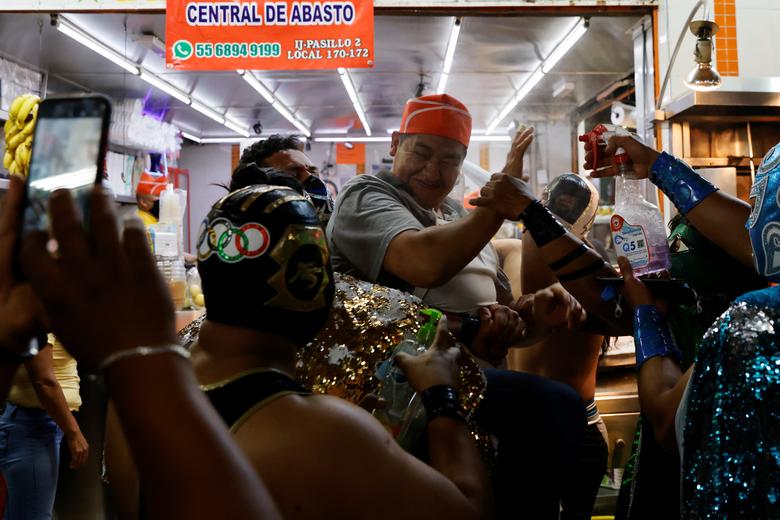 Luchadores de lucha libre, animan a los sin máscara a usar máscaras como medida de prevención contra el coronavirus.