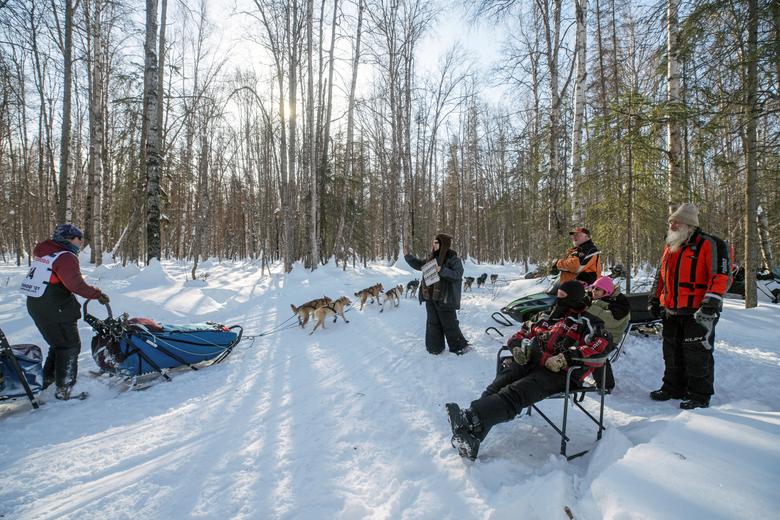 con cuantos perros tienes que acabar en el iditarod