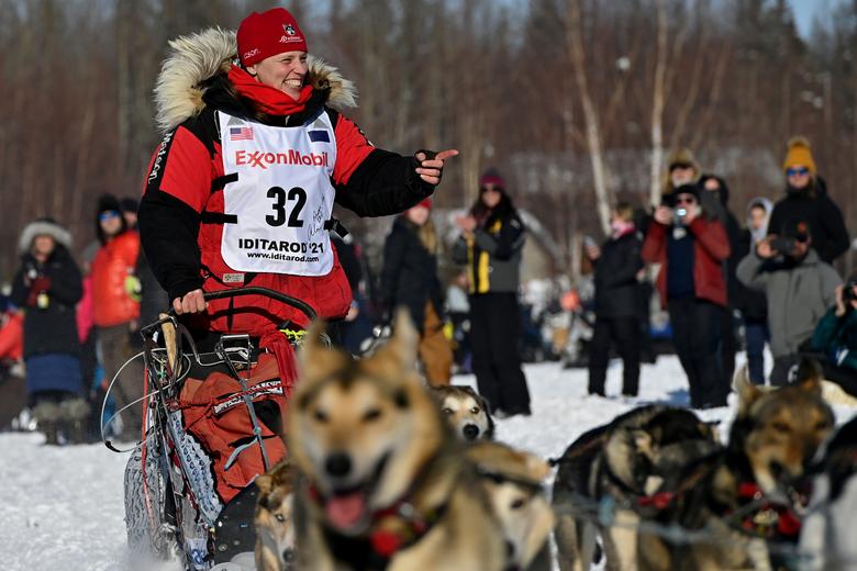 con cuantos perros tienes que acabar en el iditarod