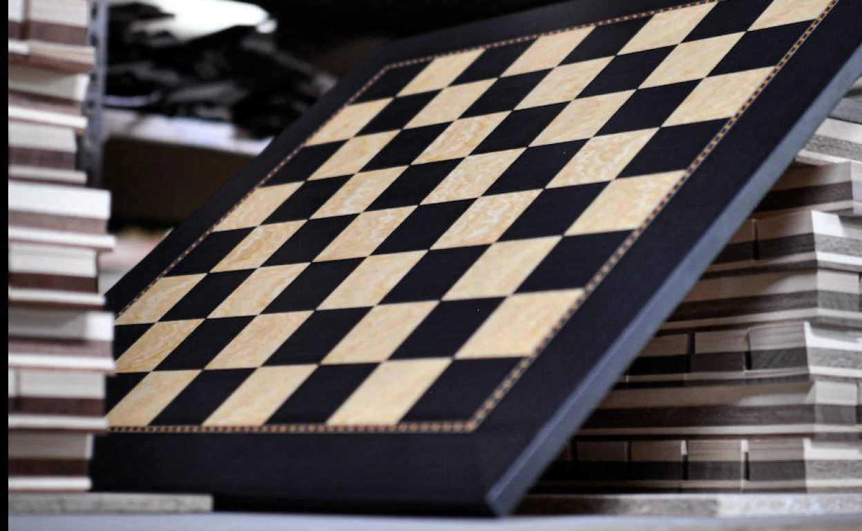 Un tablero de ajedrez fabricado por Rechapados Ferrer. 