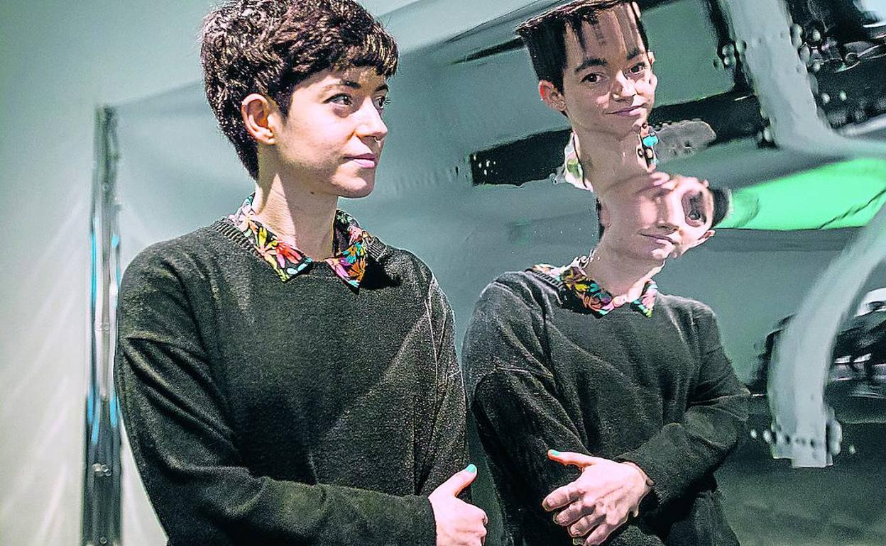 Jugatx Astorkia posa ante una de las pantallas que 'juegan' con las imágenes. 