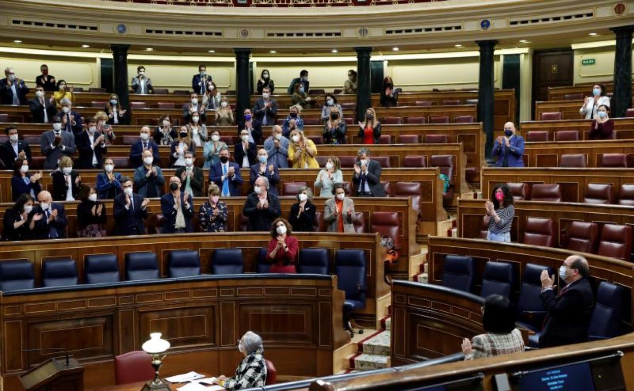 Aplausos en el Congreso tras la aprobación de la ley.