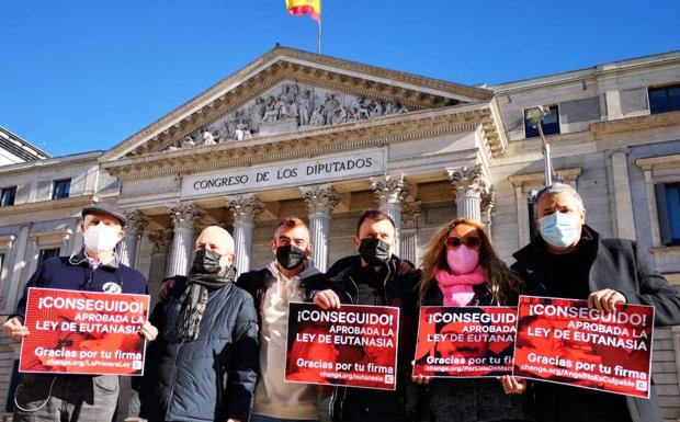 Ángel Hernández, Txema Lorente, Danel Lorente, David Lorente y Asun Gómez, familiares de pacientes terminales, junto al médico Marcos Ariel.