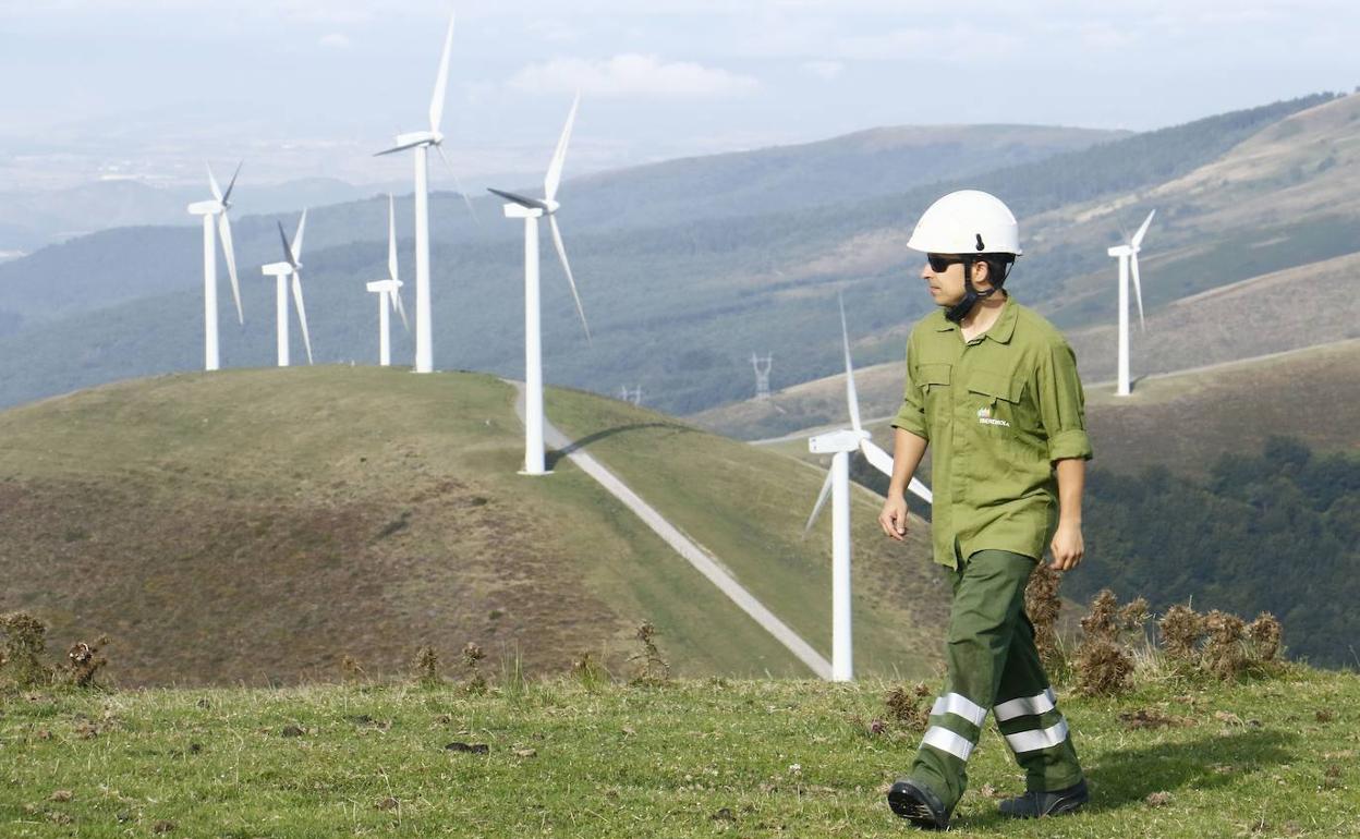 Un operario de Iberdrola observa los aerogeneradores del parque eólico alavés de Elguea.