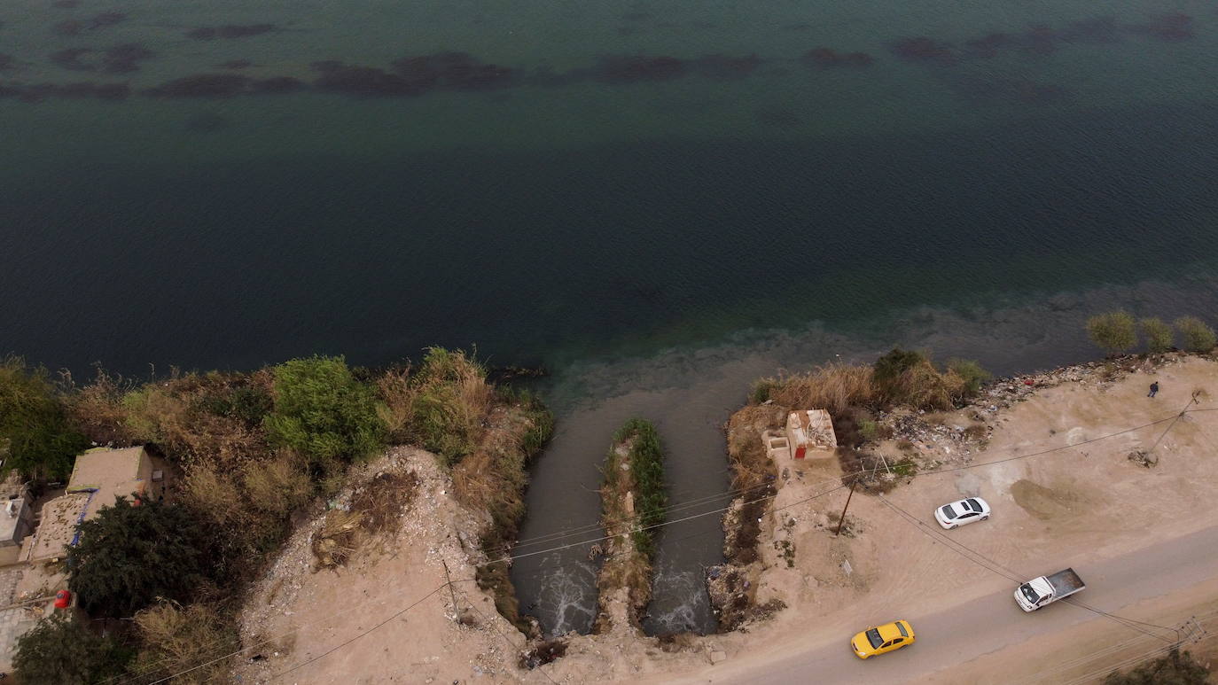 Un río de drenajes desemboca eln el río Eúfrates que transporta aguas residuales, cerca de Najaf, Irak.