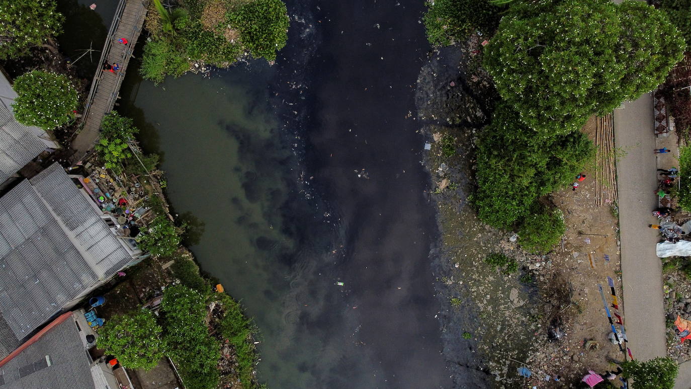 El río de Pisanj Batu, cerca de Yakarta, llegó a los titulares nacionales en 2019, después de que la basura plástica y los desechos orgánicos de los hogares cercanos cubrieran por completo su superficie que se extendía 1,5 kilómetros.